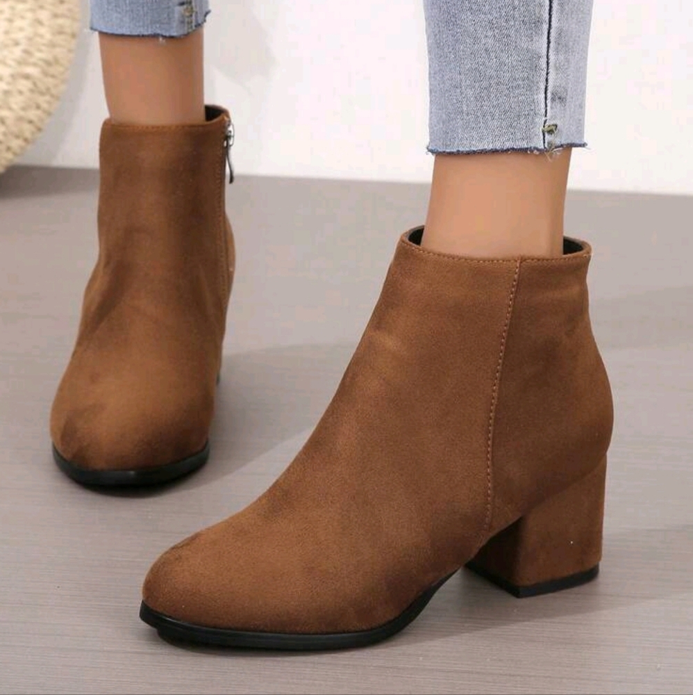 Fashionable Boots - Picture 4 of 6